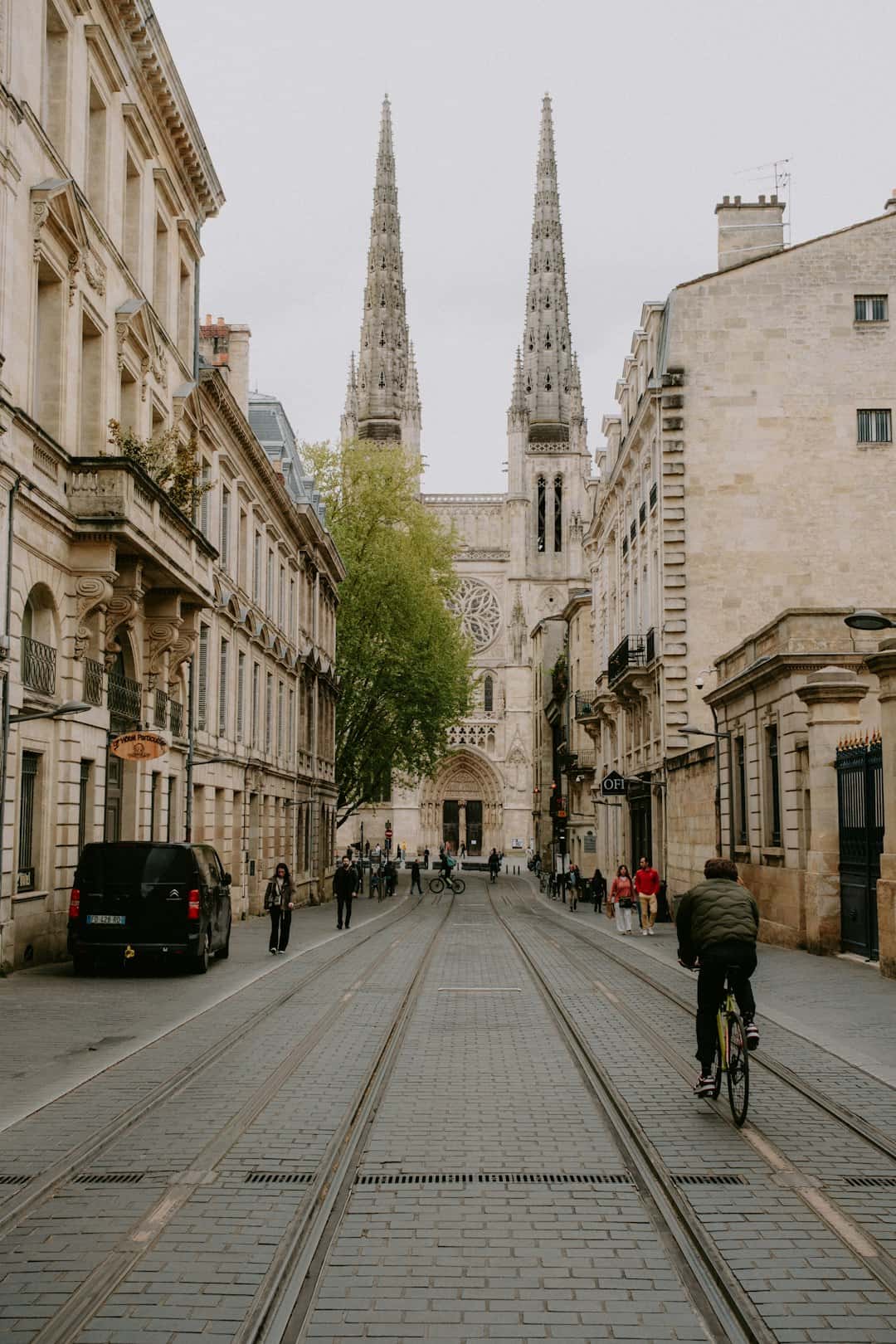 Unterwegs in Bordeaux als Studierende:r: Straßenbahn, Bus, Leihräder und das TBM-Abo