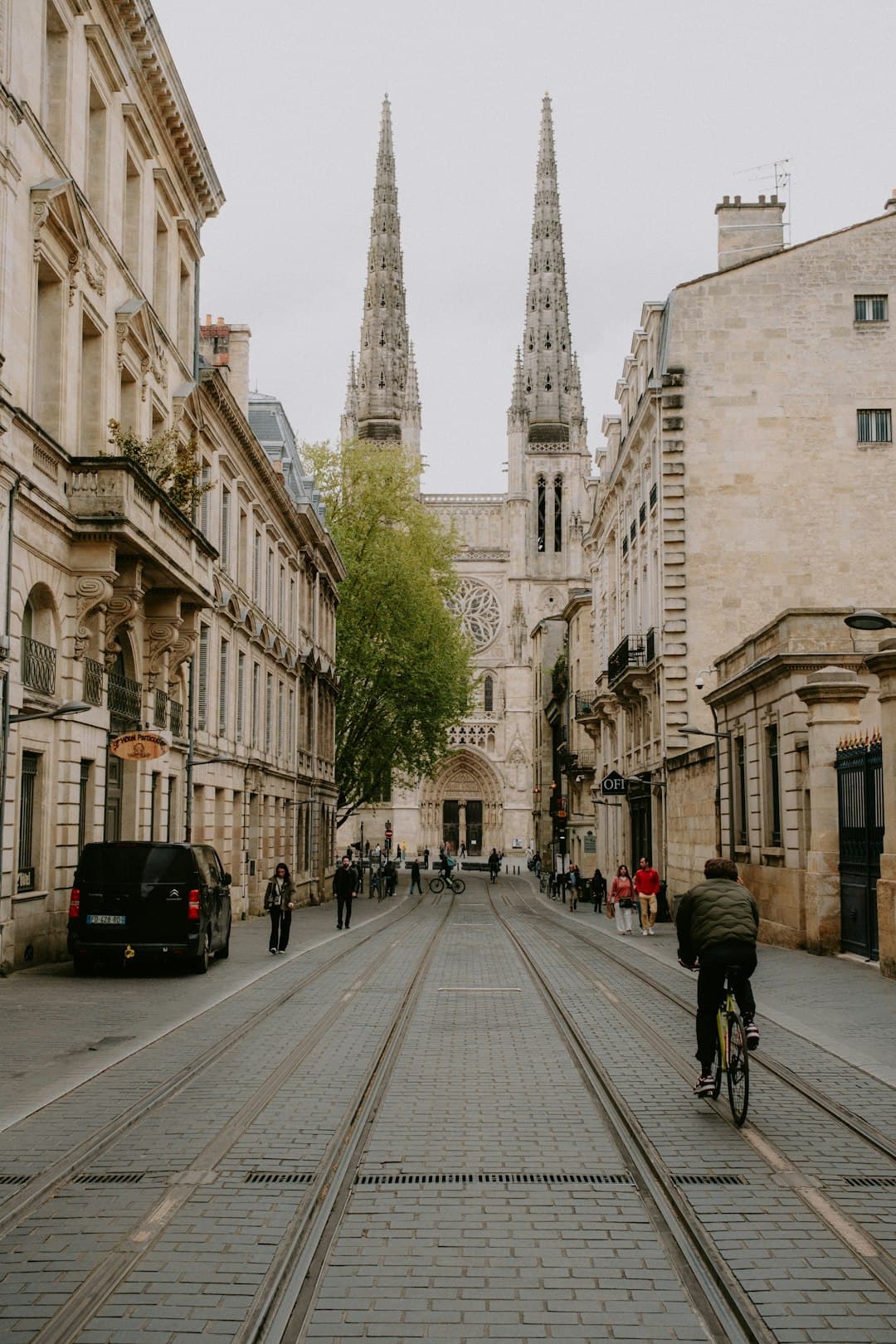 Transporte para estudiantes en Burdeos: tranvía, autobús, bici y abono TBM
